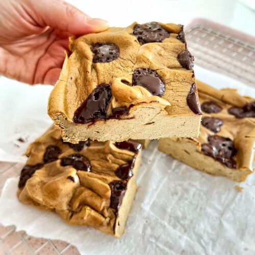 vanilla chocolate chip protein pancake bar slice