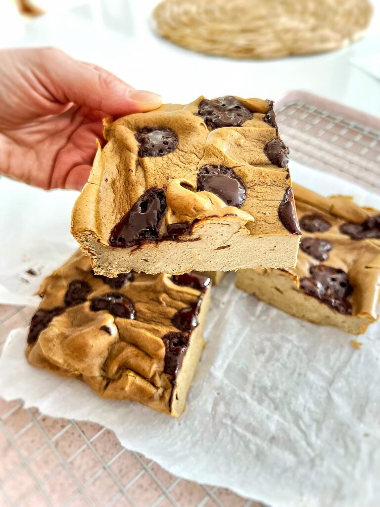 vanilla chocolate chip protein pancake bar slice