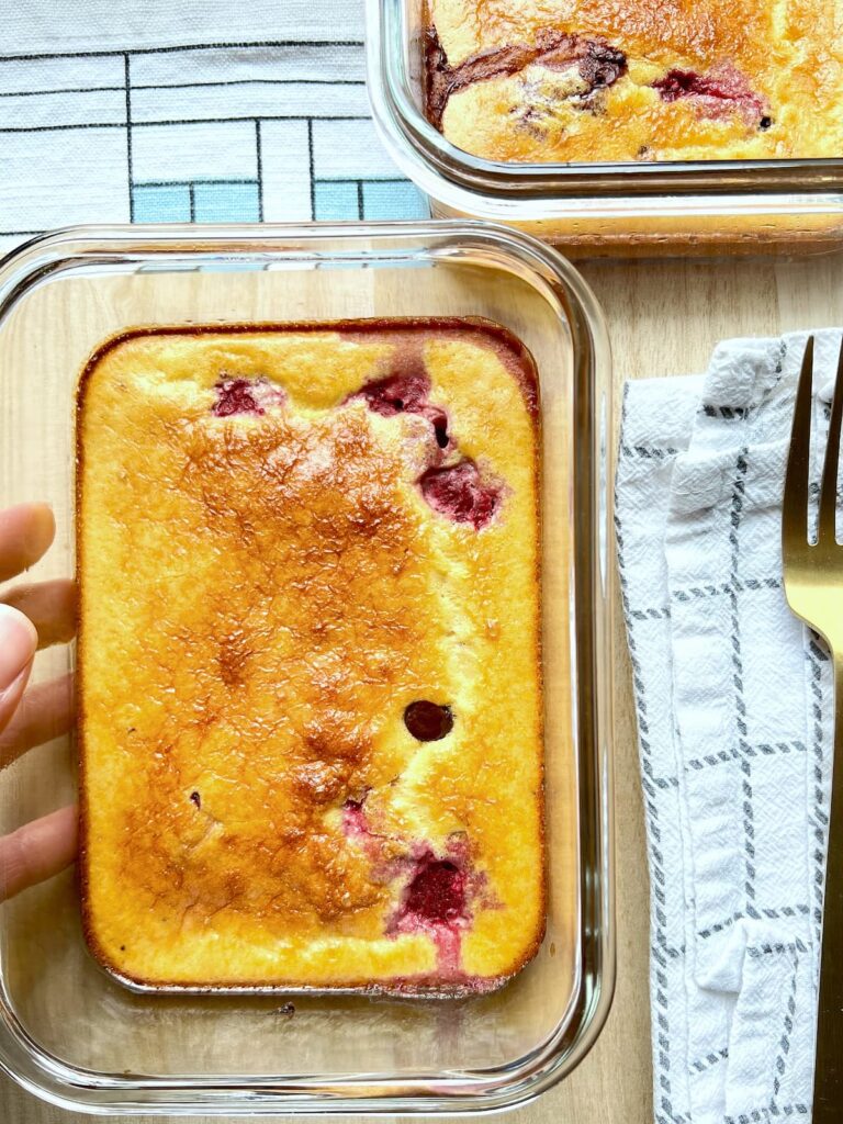 raspberry chocolate chip protein breakfast bars in a meal prepped glass container